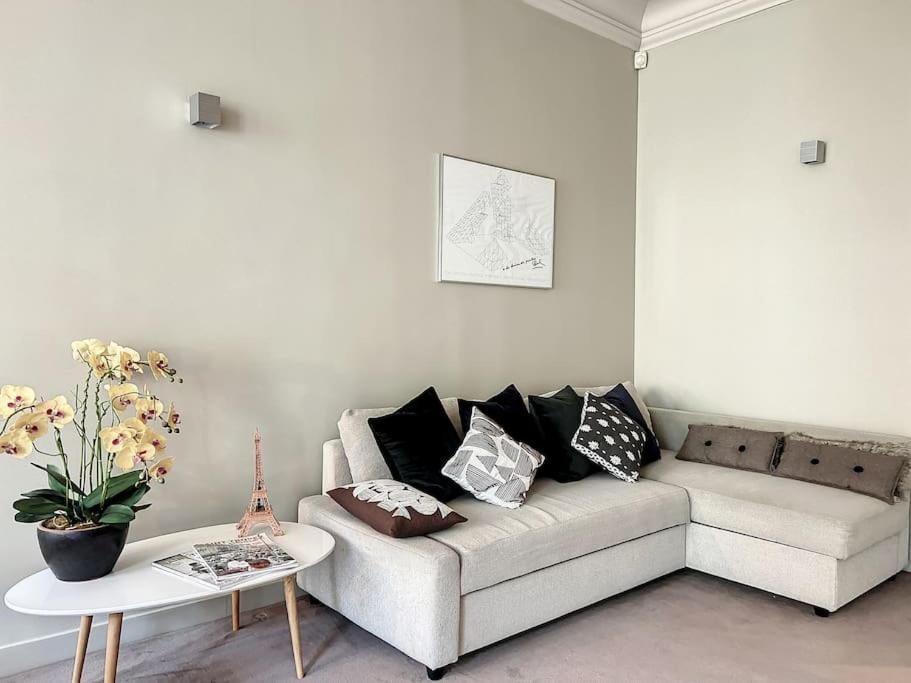 Confidentiel, Particulier 16eme Appartement *